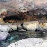Da qua ci muoviamo a nuoto sulla sinistra della scogliera, dove ci imbattiamo in un�altra grotta dotata di due �bocche�, una delle quali per� risulta ricolma di pietre, rifiuti e tronchi